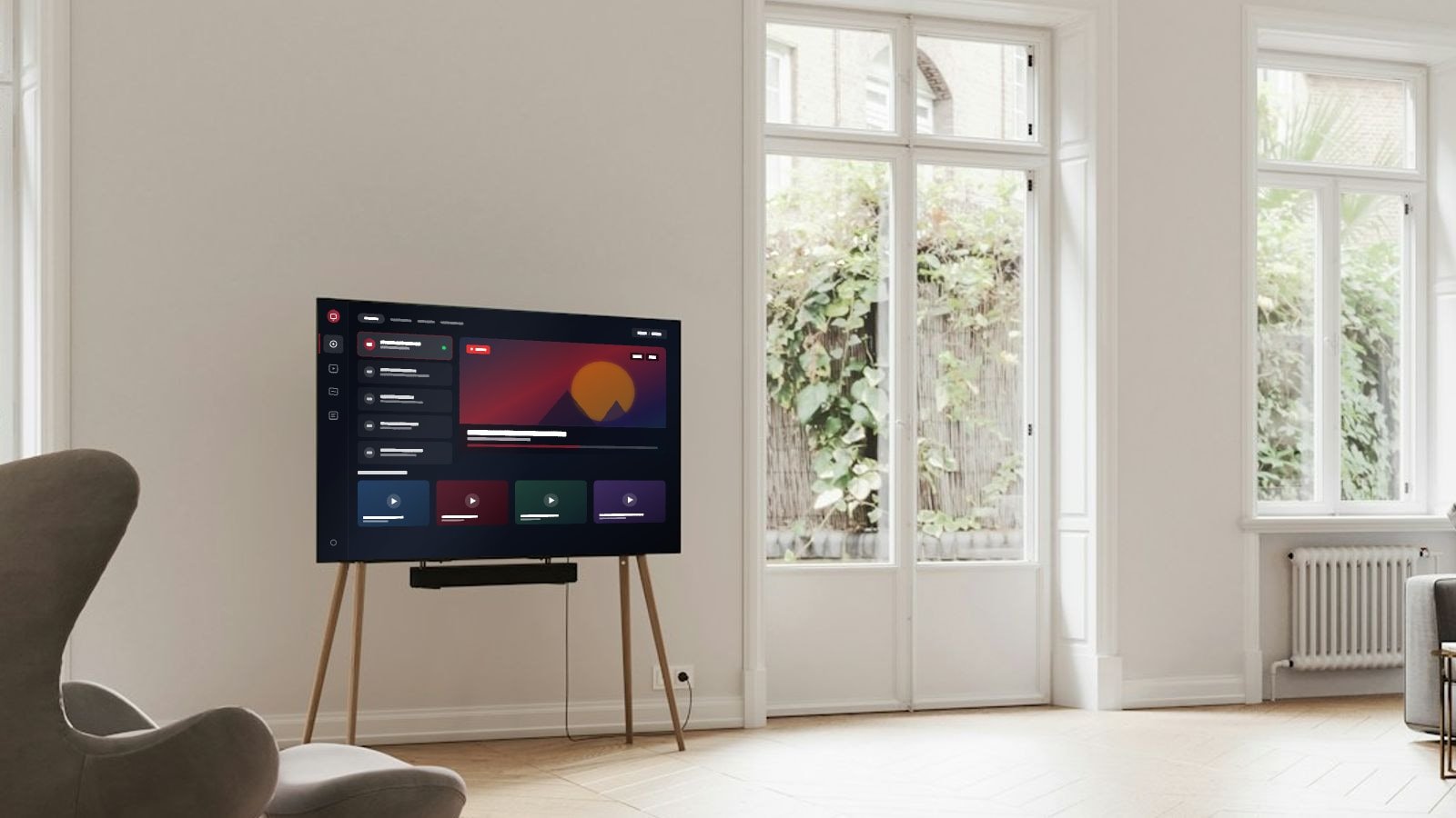 Moderner Smart-TV auf Stativbeinen in einem hellen Wohnzimmer mit einer neutralen IPTV-Benutzeroberfläche und Senderübersicht