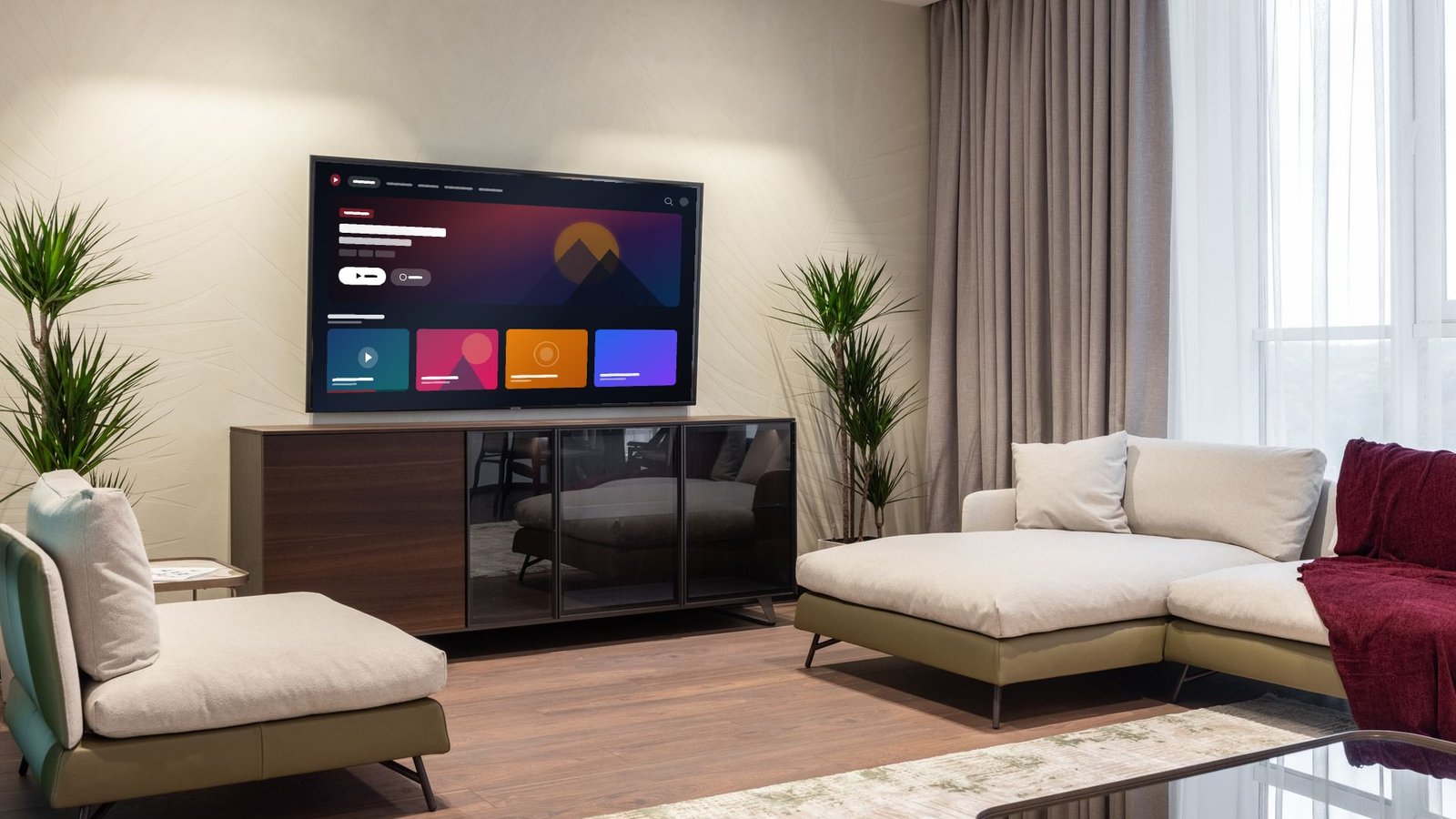 Modernes Wohnzimmer mit wandmontiertem Smart-TV, auf dem eine übersichtliche, neutrale Streaming-Benutzeroberfläche geöffnet ist